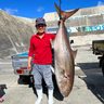 170センチの「カンパチ」ゲット！　南大東の比嘉さん　重さ51キロ、10分かけ釣り上げる　沖縄