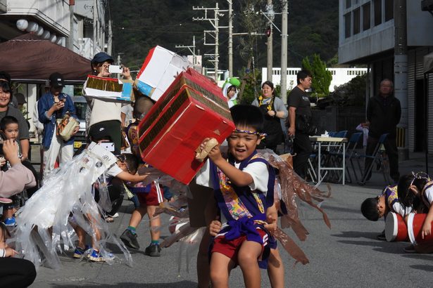 大通り祭り　ステージ多彩　国頭村辺土名　飲食店、マグロ無料配布も