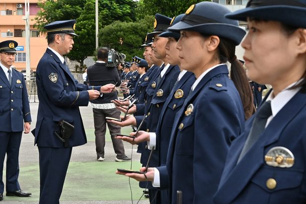 沖縄でも「冬服」へ衣替え　濃紺の制服に「身が引き締まる」　県警