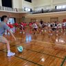 元プロ選手の満島光太郎さんらバスケ教室　小学生60人、基礎から学ぶ　沖縄、金武