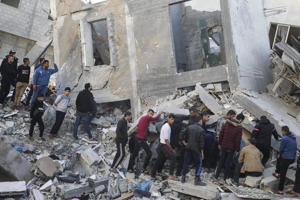 ガザ南部侵攻へ準備か　イスラエル空爆、３０人死亡