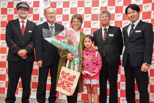 ゆいレール、開通から20年で3億人達成！　3億人目の乗客は母と買い物に出かける小学2年生　式典で花束や記念品　沖縄