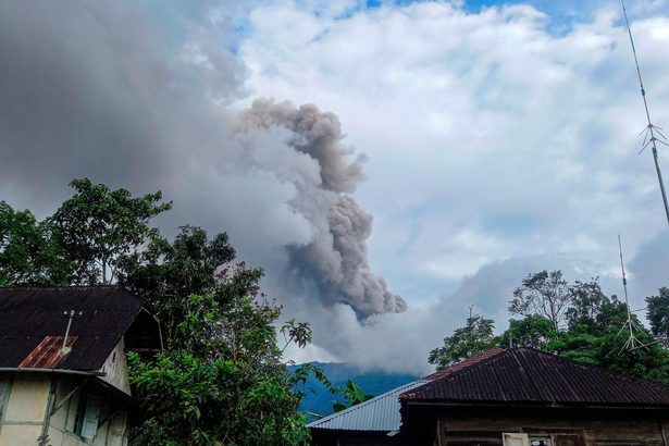 スマトラ噴火　１１人死亡　インドネシア、大学生ら