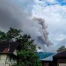 スマトラ噴火　１１人死亡　インドネシア、大学生ら