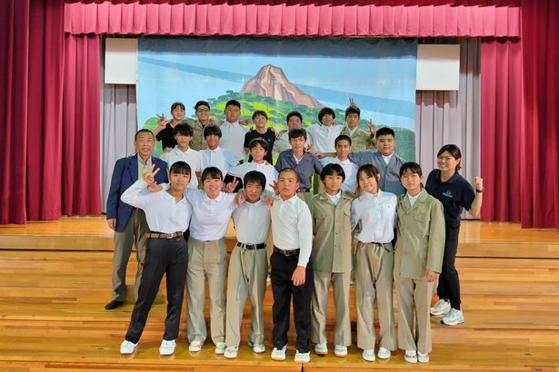 平和劇、６年生が熱演　伊江幼・小の学習発表会