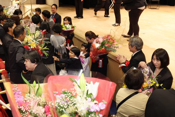 より良い授業研さん誓う　新報教育賞　７氏、家族ら祝福