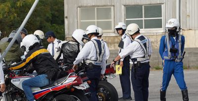 東村で二輪車取り締まり　バイク騒音などの通報相次ぎ　名護署　沖縄