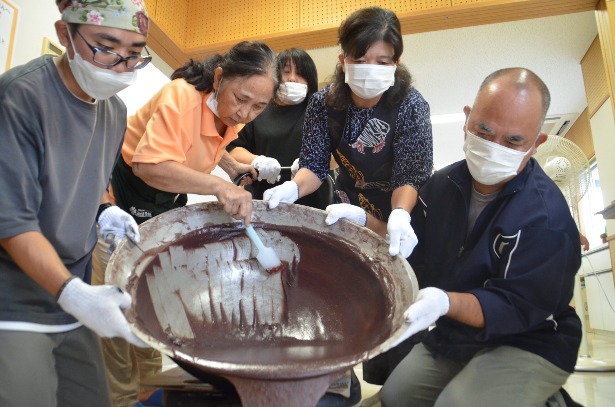 年末の恒例「大東ようかん」 巨大な「シンメーナービ」で作る 小豆8升分を5時間かき混ぜ 沖縄・北谷 - 琉球新報デジタル