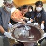 年末の恒例「大東ようかん」　巨大な「シンメーナービ」で作る　小豆8升分を5時間かき混ぜ　沖縄・北谷