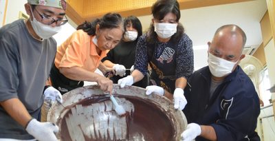 年末の恒例「大東ようかん」　巨大な「シンメーナービ」で作る　小豆8升分を5時間かき混ぜ　沖縄・北谷