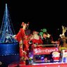 海に浮かぶクリスマスツリー　3万球の電飾も　沖縄・本部町の渡久地港で2月まで