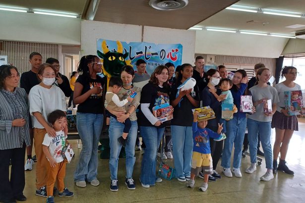 クバサキの生徒ら、福祉団体に　宜野湾の子へ贈り物