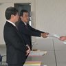 オスプレイ墜落の事故原因「究明と公開を」　沖縄県議会、国へ意見書手渡す