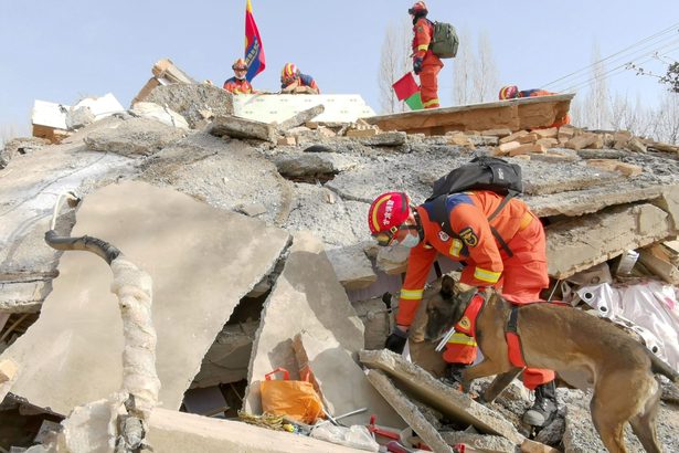 中国で地震、１２０人超死亡　甘粛省Ｍ６．２、猛烈寒波