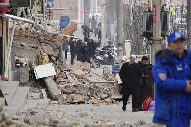 中国地震、８万人避難　死者１３０人超、被災地に寒波