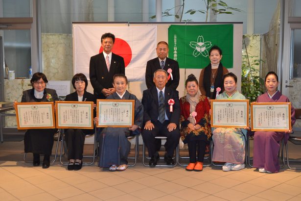 日本善行会が９人表彰　那覇で伝達式
