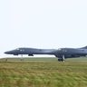 Ｂ１Ｂ駐機続く　未明にけん引も　嘉手納基地