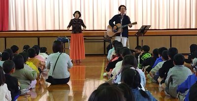 ガジュマルが楽器コカリナに　伊江　黒坂・矢口さん　伊江小・西小に寄贈　「ニーバンガズィマール」から制作