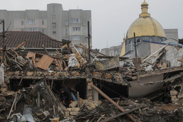 ロ軍最大空爆　死者３９人　ウクライナ　ポーランド領空通過か