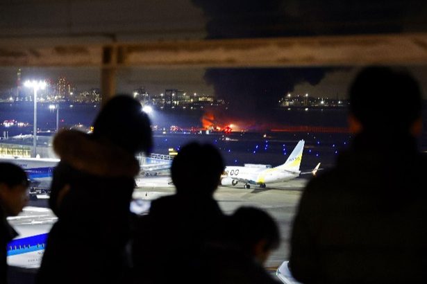 騒然となる羽田空港　ホテルの手配や振り替え便の確保に負われる　日航機と海保機が衝突、炎上