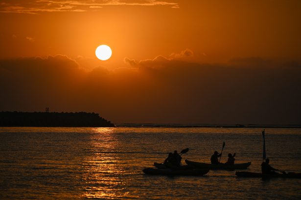 2024年が幕を開ける　沖縄地方は穏やかな元旦、初日の出に歓声