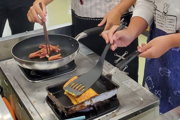 タコさんウインナーに卵焼き…15歳の「島立ち」前に調理学ぶ　多良間中3年生　沖縄
