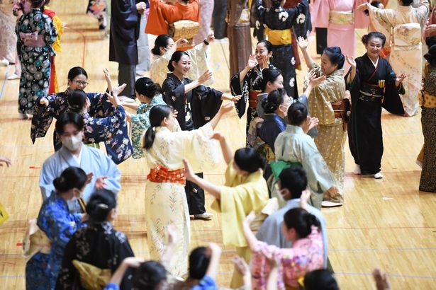 【写真特集】4年ぶりの歌い初め・舞い初め華舞台　沖縄内外の芸能家1200人、流派超え一堂に