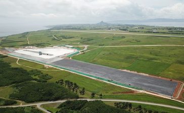 玉城デニー知事、伊江島滑走路を視察　米軍「調査結果出れば地元へ報告」　沖縄