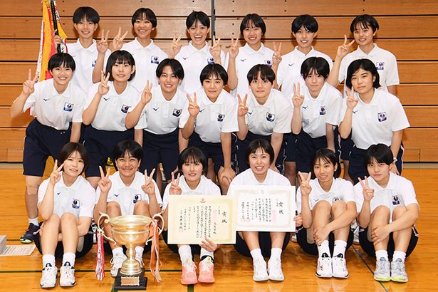 高校バレー、女子首里が頂点に　コンビバレーが奏功　KBC杯 2月に九州大会へ