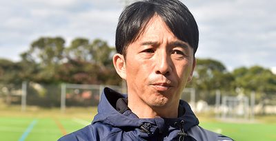 新シーズンへの抱負を述べる沖縄SVの小野木玲監督