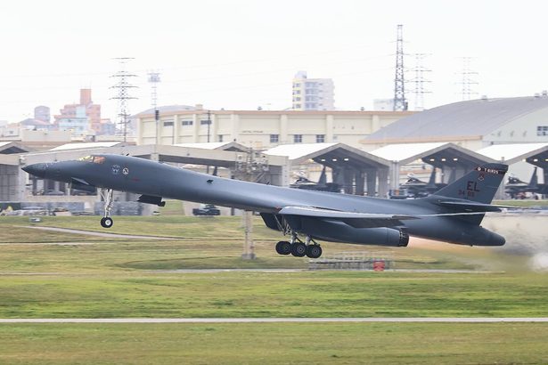 【動画あり】米軍の戦略爆撃機が離陸　昨年12月に嘉手納基地に緊急着陸で飛来　沖縄