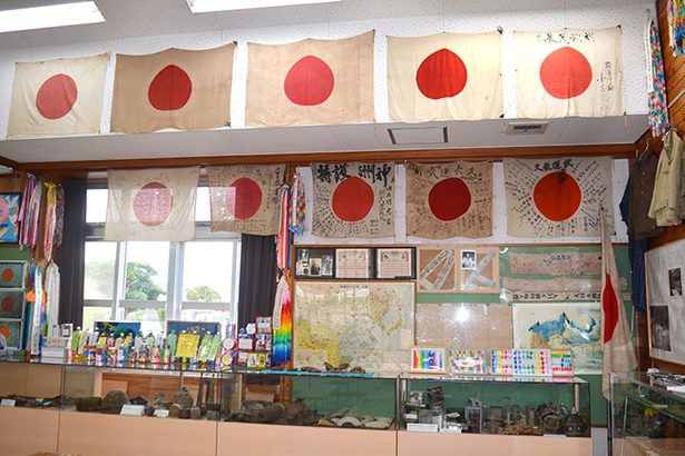 南城市、展示の在り方を検討へ　日章旗や軍人の写真、専門家の意見を参考に　沖縄・糸数アブチラガマの案内センター