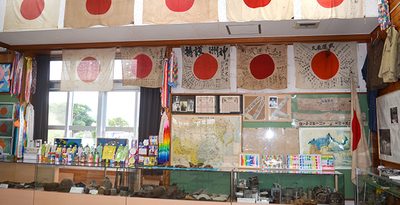 南城市、展示の在り方を検討へ　日章旗や軍人の写真、専門家の意見を参考に　沖縄・糸数アブチラガマの案内センター