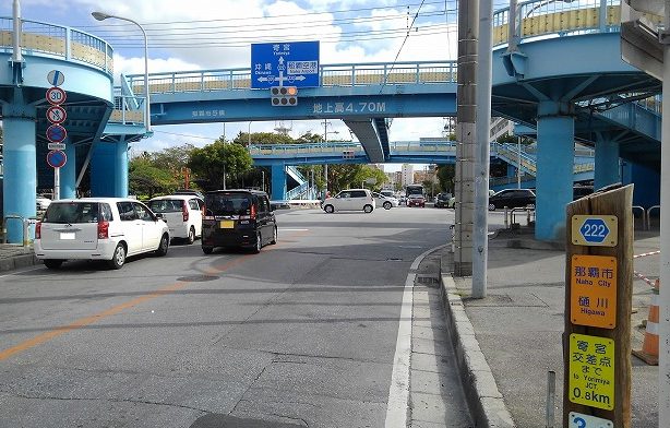 那覇市・与儀交差点の歩道橋、24年度に撤去　老朽化で6年前から撤去案