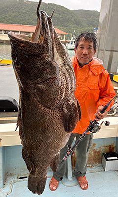 3日、スーガマーで130センチ・36キロのアーラミーバイを釣った金城渉さん（漣太丸）