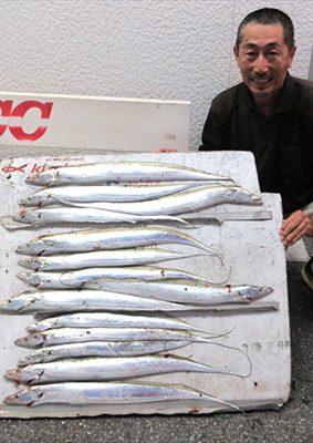 5日、泡瀬海岸で83センチを筆頭にタチウオを数釣りした吉村学さん