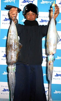 12月27日、読谷海岸で1．89キロ他1杯のアオリイカを釣った渡具知慎也さん