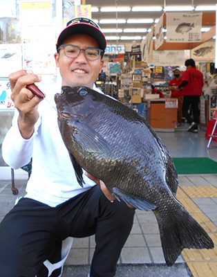 1月6日、那覇一文字で47センチ・1．76キロのオキナメジナを釣った仲村安史さん