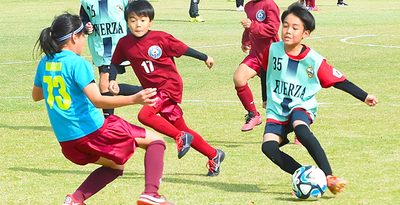 常に前へ、攻める姿勢を　本田圭佑さん考案4v4　少年少女、自ら考えプレー　サッカー