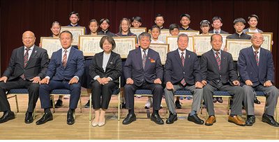 優秀選手15人を表彰　沖縄県空手道連盟新年会