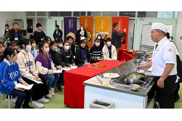 琉球料理を高校生に伝授　糸満で伝承人講座　3品調理実演、菓子も紹介