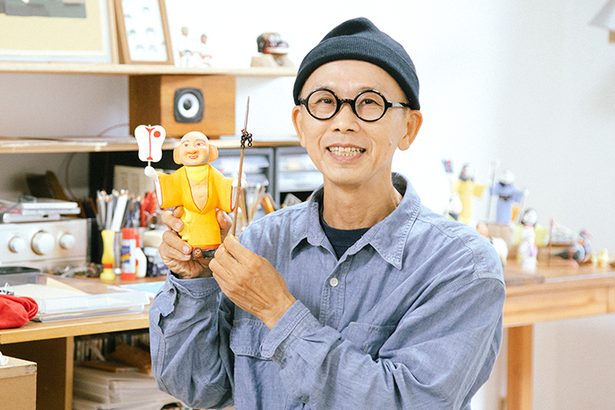 土人形とコラージュでうちなーデザインのめくるめく世界へ　デザイナー　斎藤秀二さん