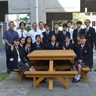 浦工生の「手作りテーブル」市役所の中庭に　先輩製作の15年前に続き　浦添市　沖縄