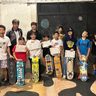小学生らスケボー体験／沖縄市青少年センターが初教室