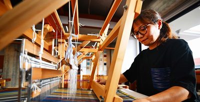 織りなす島の色　看護師から転身　首里織・野里愛子さん　＜伝統工芸製品・県指定50年＞