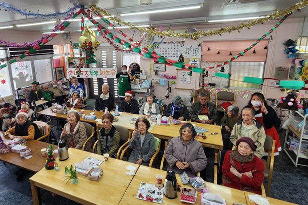 名護、デイ施設・幸屋で忘年会　「来年も健康長寿で」