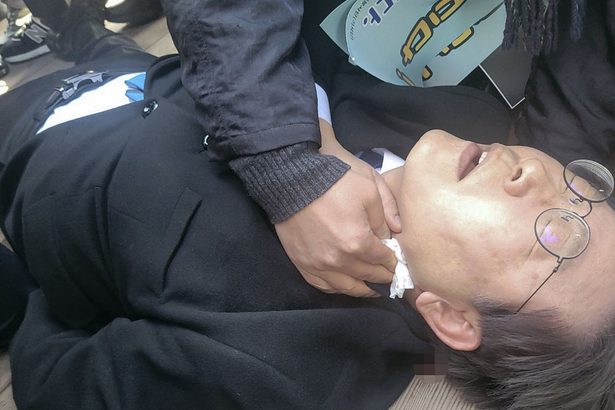 最大野党代表刺される　韓国　首に負傷、男を拘束