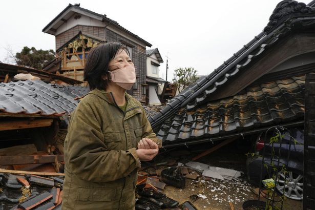 故郷一変　泥とがれき　冷たい雨　救助続く　「夫見つかるまで泣かない」　能登半島地震