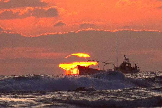 初日の出、船体照らされ大漁願う　元日から晴天に恵まれた渡嘉敷　沖縄
