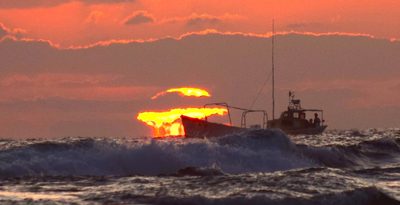 初日の出、船体照らされ大漁願う　元日から晴天に恵まれた渡嘉敷　沖縄